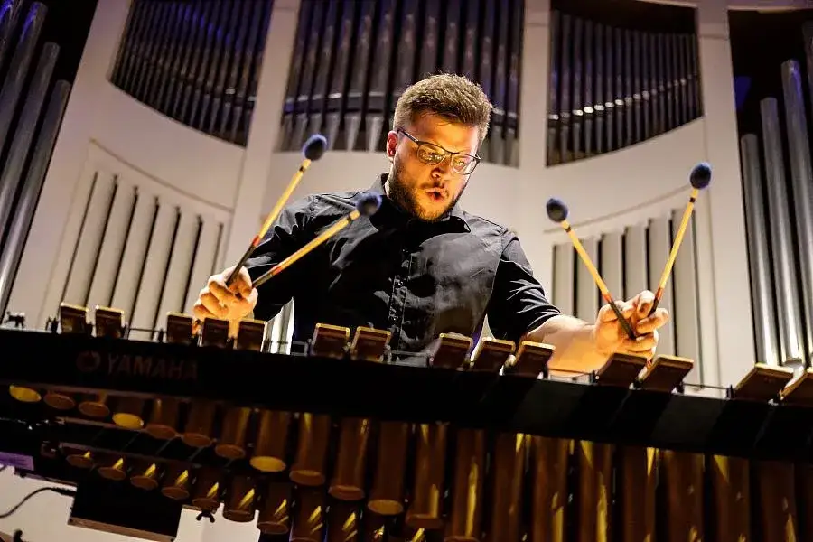 Co to jest perkusja? Poznaj instrumenty i ich rolę w muzyce