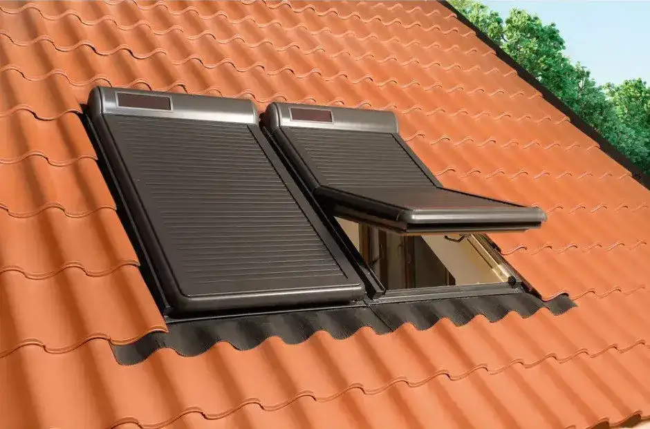 Okno dachowe z roletą zewnętrzną: Komfort i oszczędność na poddaszu