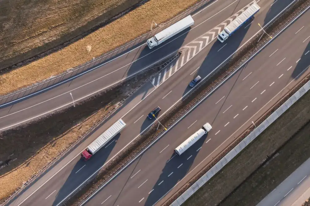 Czym się różni autostrada od drogi ekspresowej? Kluczowe różnice
