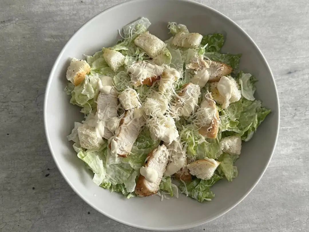 Jak zrobić sałatkę Cezar – prosty przepis krok po kroku z kurczakiem