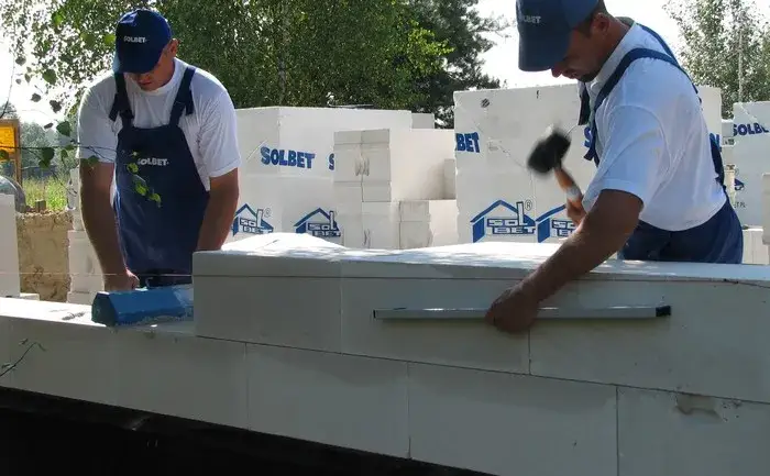 Solbet na klej czy zaprawę: który wybór ułatwi murowanie?