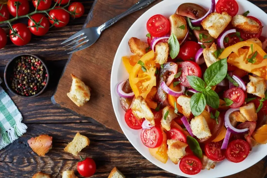 Jak zrobić sałatkę z pomidorów: proste przepisy, które zachwycą