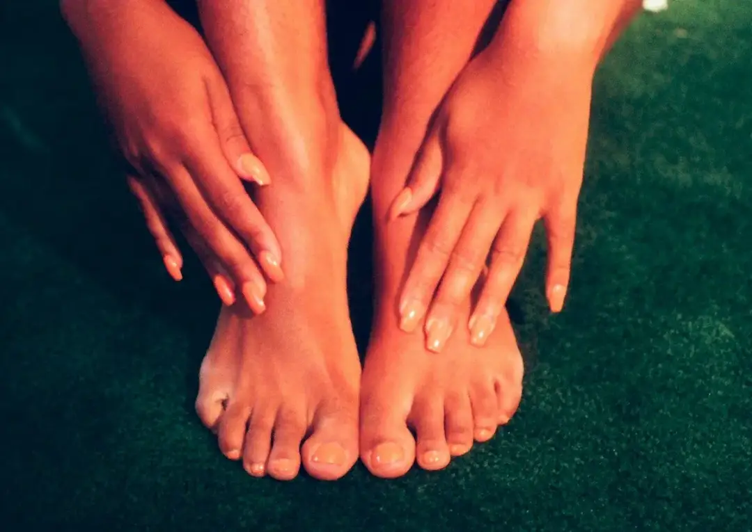 Jaki kolor paznokci u nóg wybrać, aby zachwycić każdego latem?