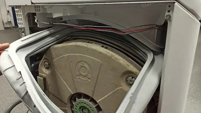 Zdemontuj obudowę pralki ładowanej od góry - instrukcja krok po kroku