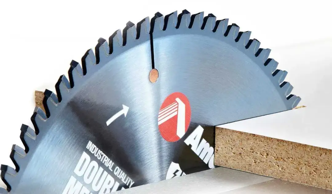 Quelle lame de scie circulaire pour couper du mélaminé sans éclats ?