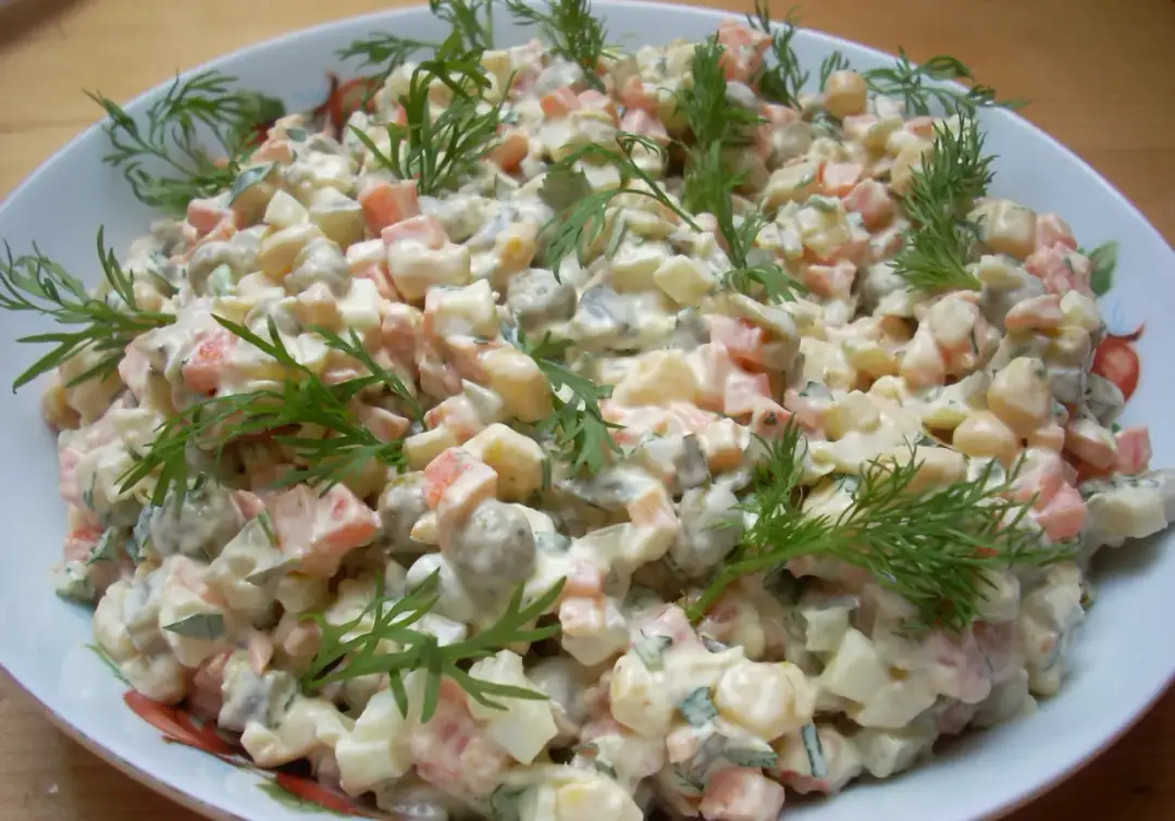 Czy do sałatki jarzynowej dodaje się cebulę? Zalety i alternatywy dla cebuli