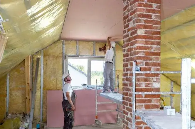 Jak zrobić sufit na poddaszu? Różne metody wykończenia - sufity podwieszane i napinane