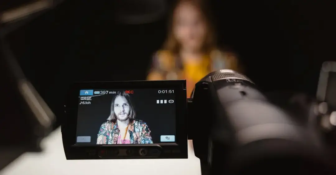 Jak analizować przekaz filmowy? Techniki krytycznego myślenia