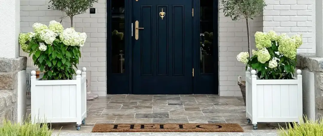 Donice przy wejściu do domu: jak stworzyć elegancką aranżację