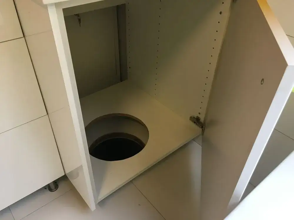 Jak zainstalować zsyp na pranie w domu: praktyczny poradnik