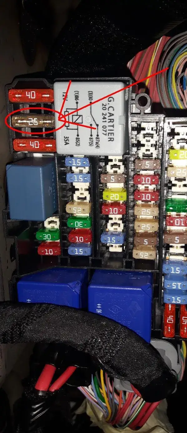 Bezpieczniki Scenic 3 - Gdzie szukać, by uniknąć elektrycznych kłopotów?