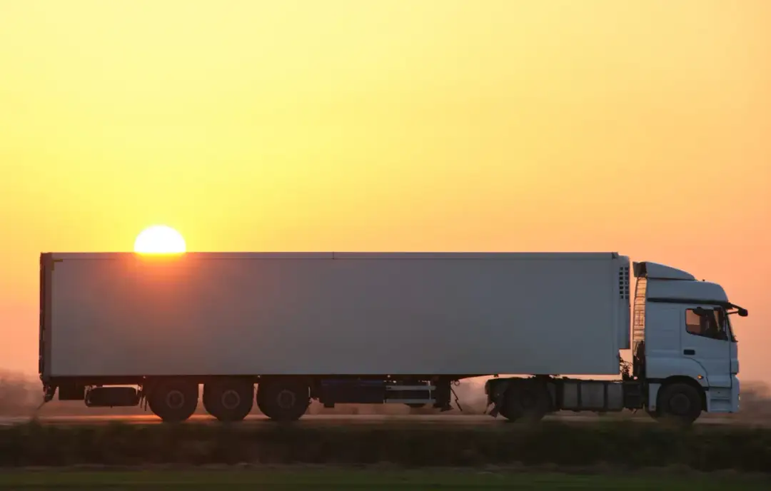 Naczepa BDE - co to jest i jak zwiększa wydajność transportu?