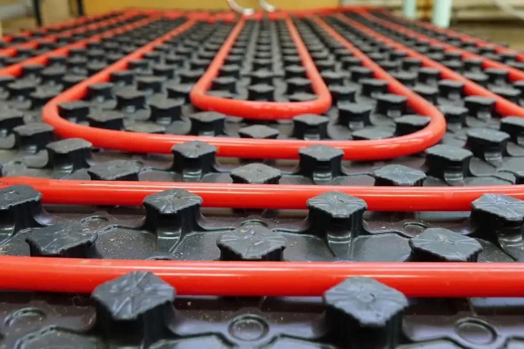 Ile kosztuje ogrzewanie podłogowe? Poznaj ukryte wydatki i oszczędności