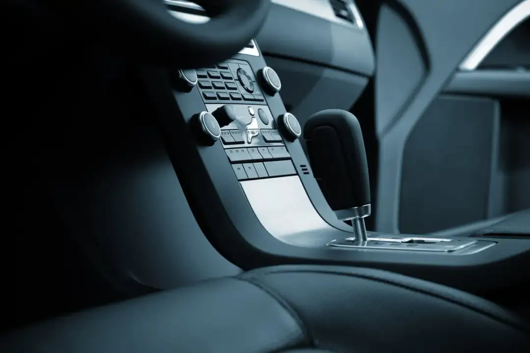 Czy samochód elektryczny ma skrzynię biegów? Różnice, które musisz znać