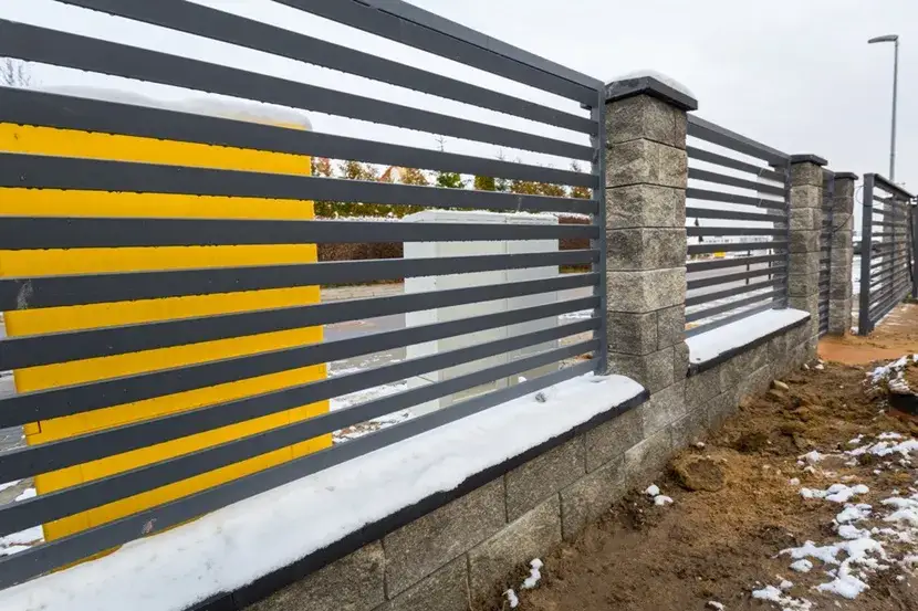 Czym obłożyć podmurówkę ogrodzenia, aby uniknąć kosztownych błędów?