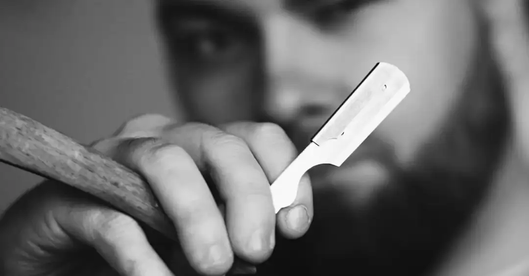 Wiesz, jak trzymać brzytwę, by golenie było naprawdę przyjemnością?