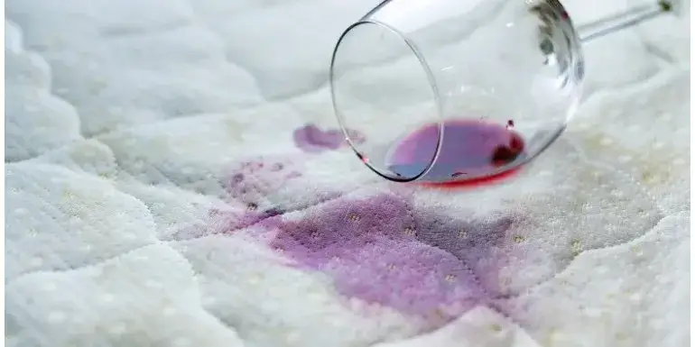 Jak skutecznie sprać czerwone wino? Sprawdzone metody na plamy