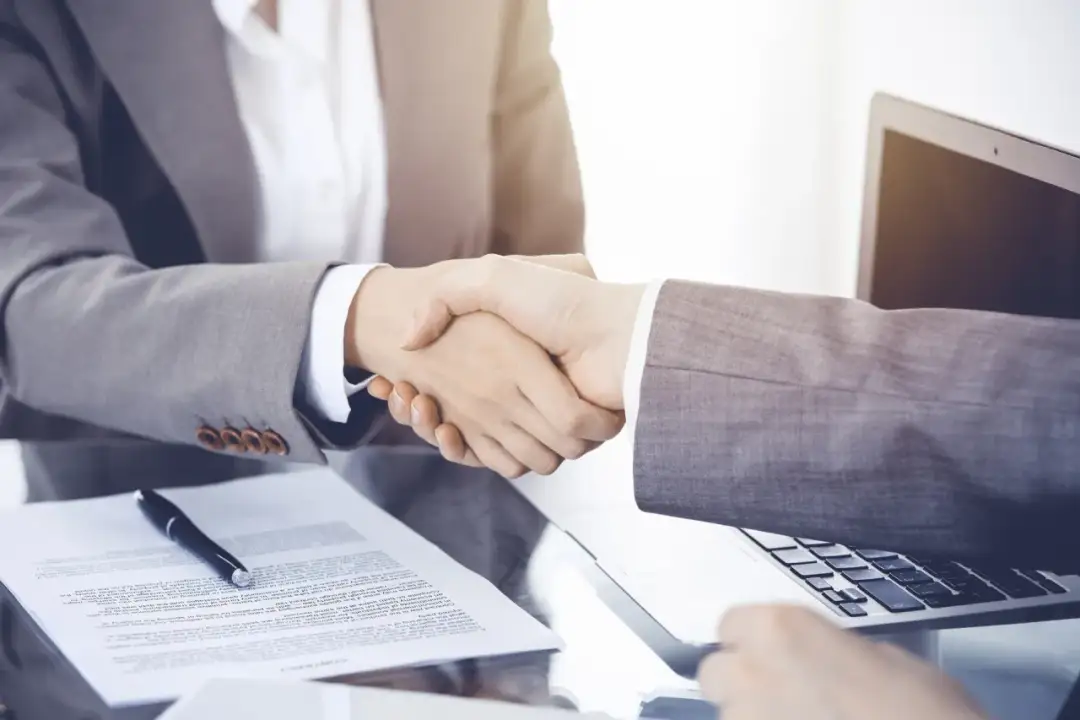 Czy można być zatrudnionym na 2 etaty? Sprawdź zasady i ograniczenia