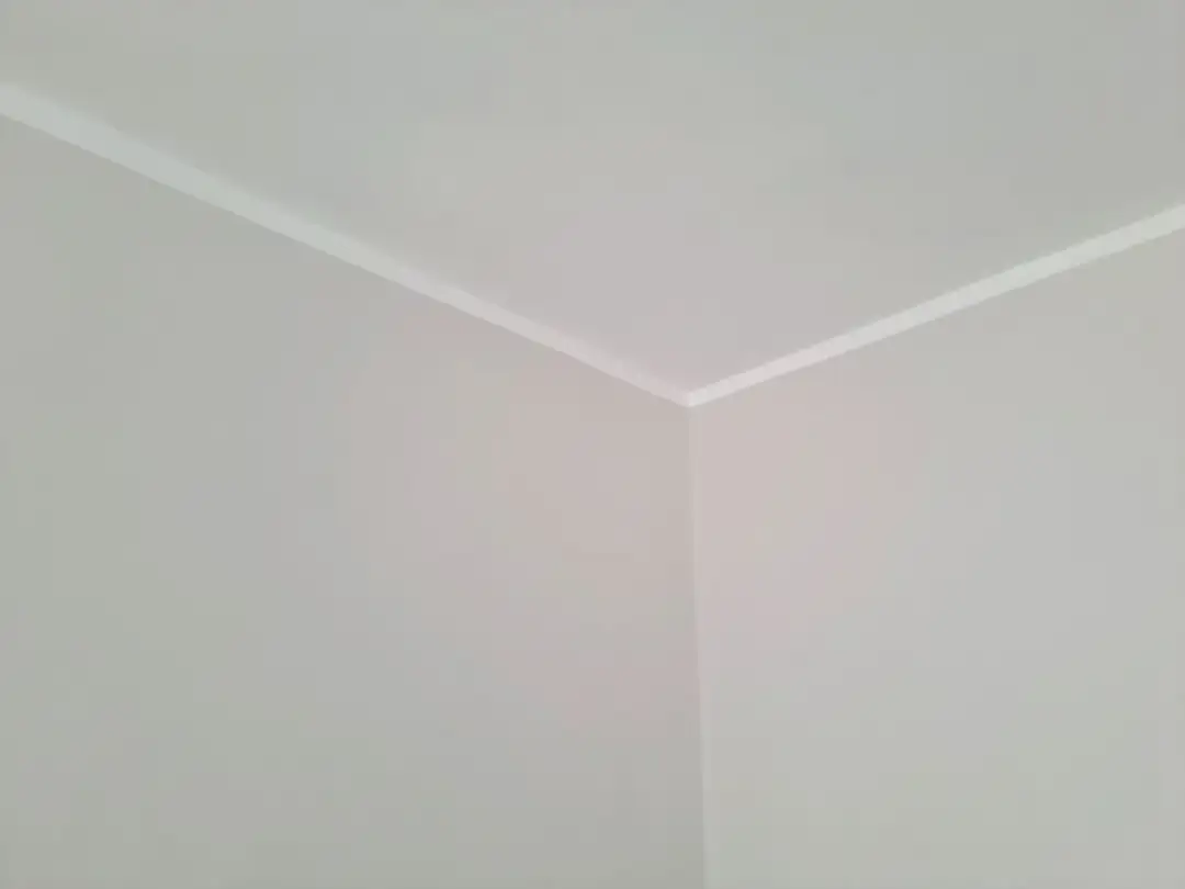 Jaka jest odpowiednia szerokość odcięcia sufitu od ściany? Poradnik krok po kroku