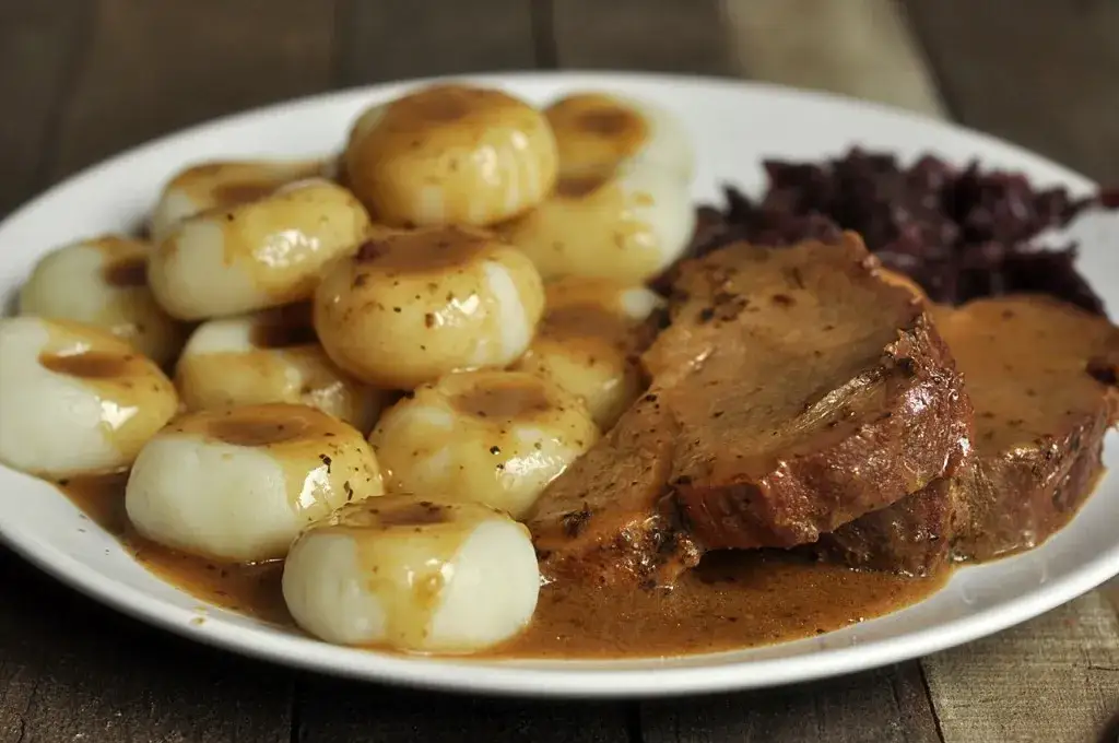 Jak zrobić sos pieczeniowy z mięsem: 5 sekretów smaku