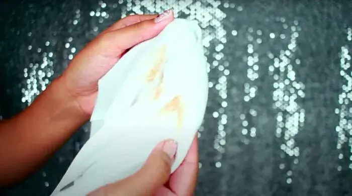 Jak skutecznie sprać podkład z ubrania – domowe i sprawdzone sposoby na plamy