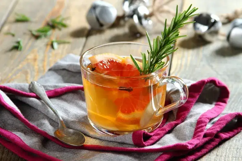 Jak zrobić aromatyczną herbatę z rozmarynem: przepis krok po kroku