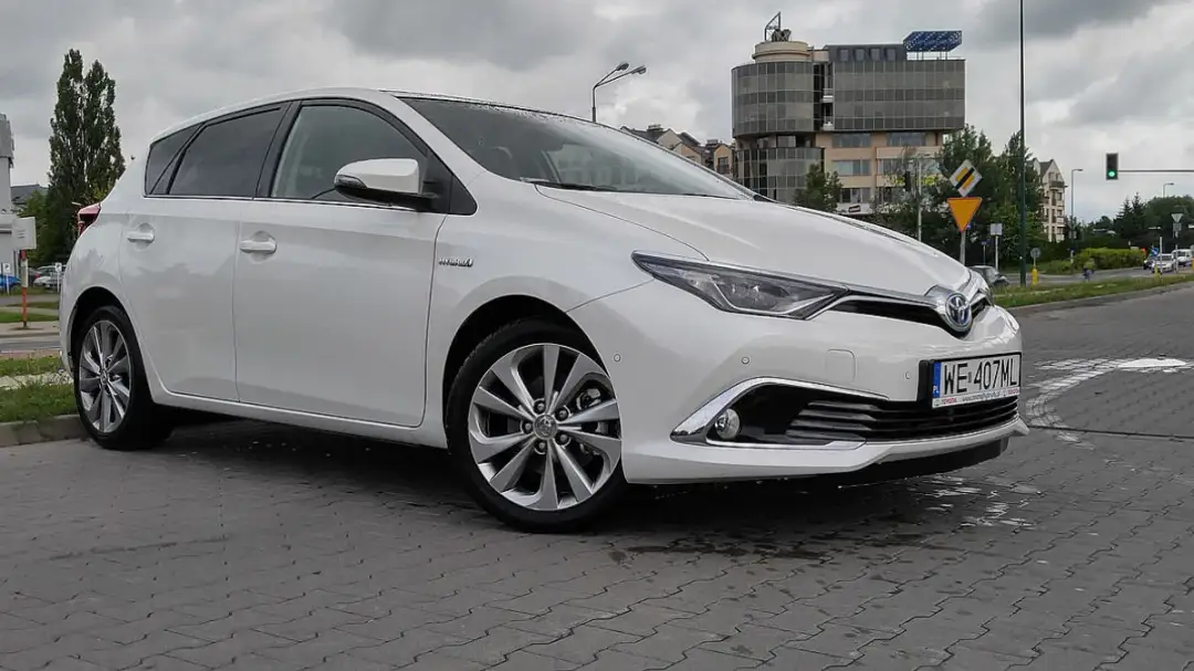 Prius czy Auris hybrid - który model zapewni lepszą wydajność?