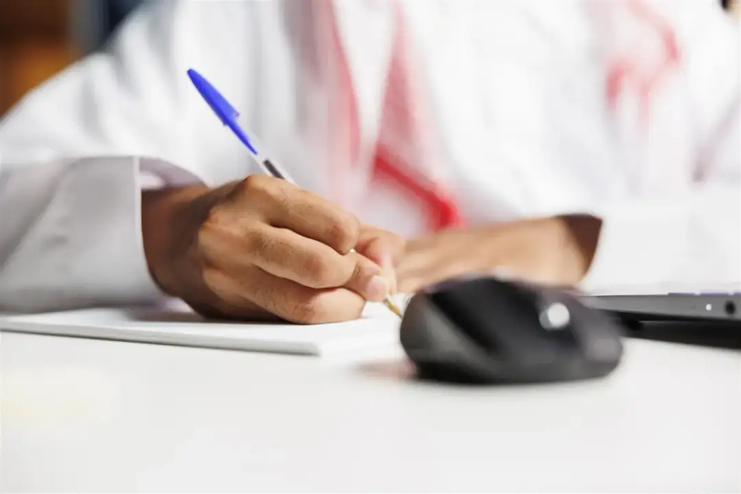 Jak przygotować się do obrony doktoratu – prezentacja, pytania komisji i strategia odpowiedzi