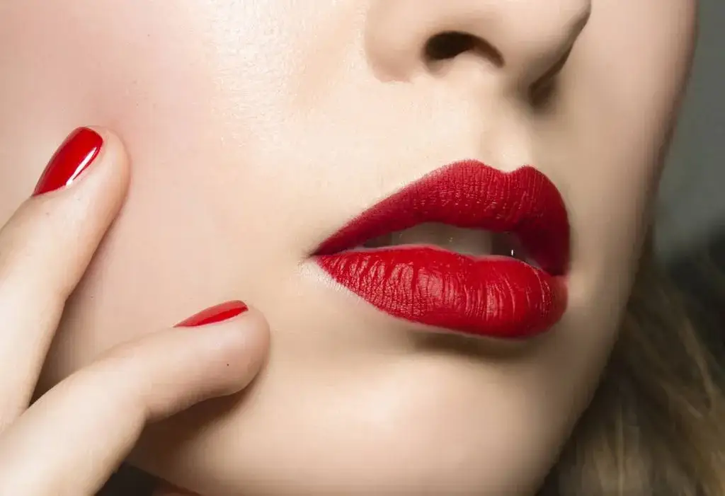Jak malować usta szminką, aby uzyskać idealny efekt i trwałość