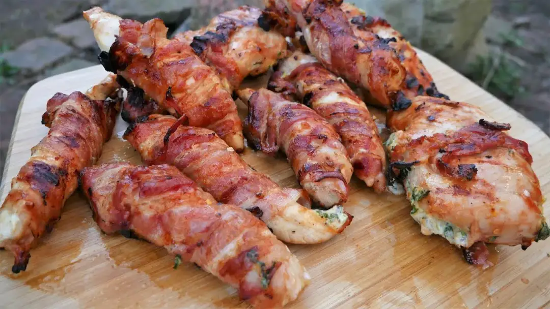 Jak przygotować kurczaka na grilla, aby był soczysty i aromatyczny