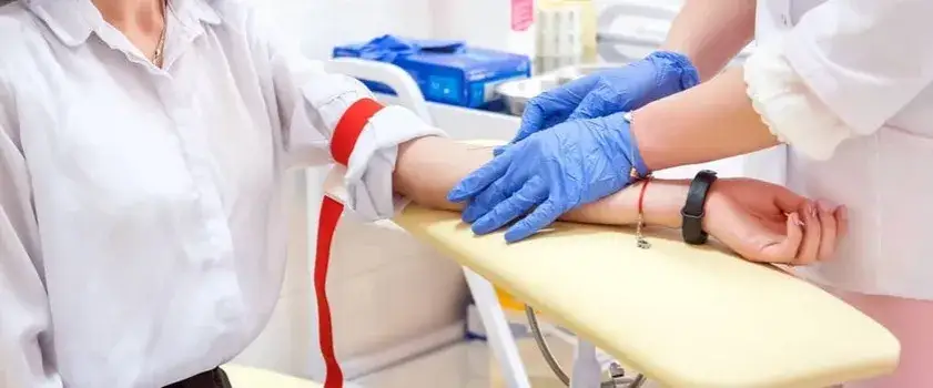 Podwyższony poziom FT4: objawy, przyczyny i skutki zdrowotne