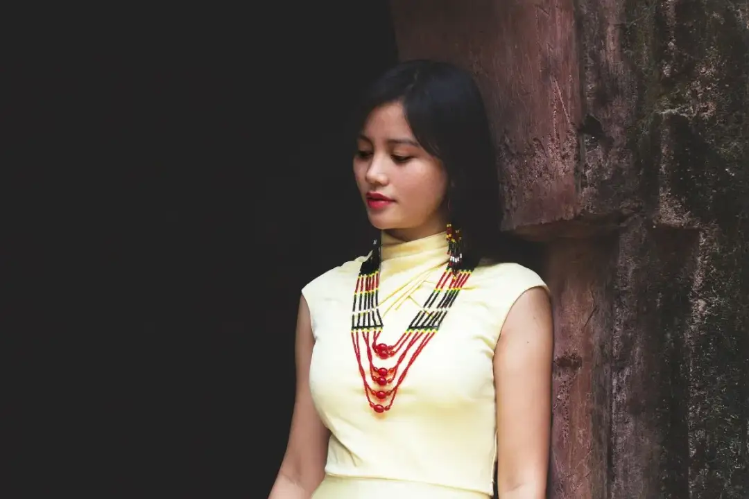 Jaki wisiorek do jakiego dekoltu? Odkryj idealne połączenia stylowe