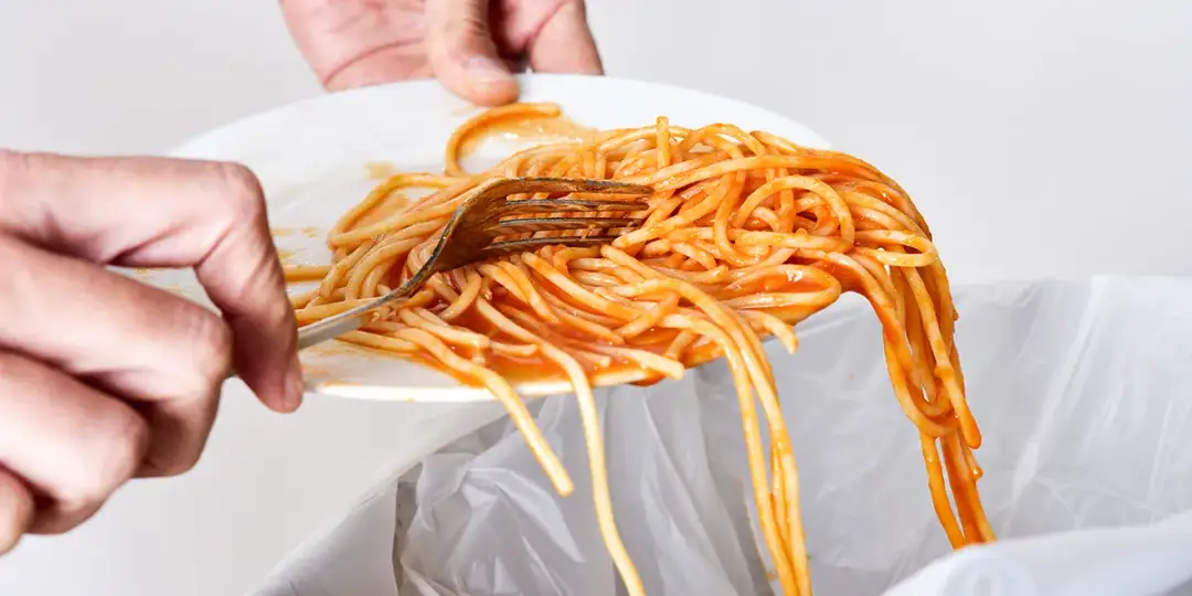 Czy wyrzucanie jedzenia to grzech? Zrozum moralne konsekwencje marnotrawstwa