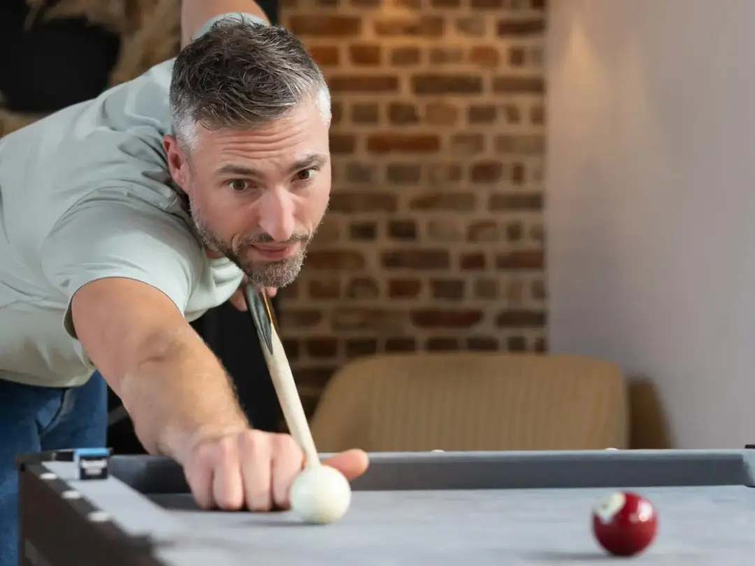 Jak się gra w bilard: kompletny poradnik z zasadami dla początkujących