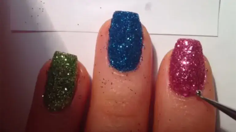 Jak prawidłowo przyklejać folię na paznokcie bez błędów i frustracji