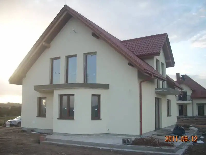 Elewacja Ceresit Kalahari 1: Trwała i Odporna Farba Silikonowa