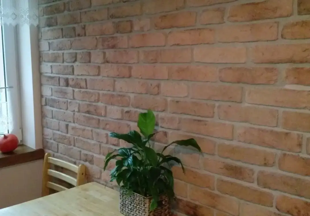 Jasna cegła na ścianie: jak odmienić wnętrze i powiększyć przestrzeń