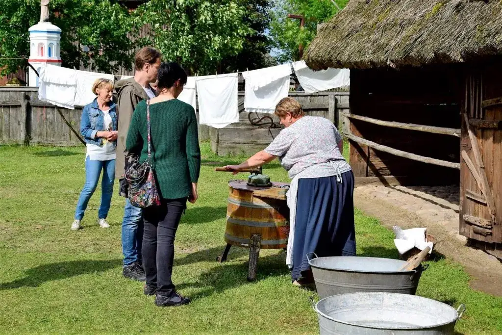 Żywy skansen: Odkryj fascynujący świat tradycyjnej kultury ludowej