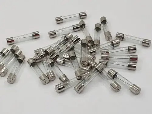 Gdzie są bezpieczniki w skuterze? Znajdź je szybko i łatwo