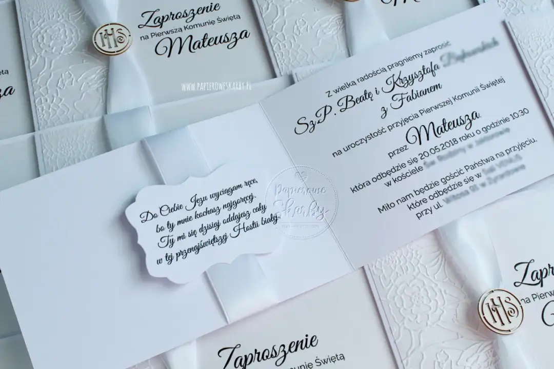 Jak się pisze zaproszenie na komunię? Przykłady i porady, które pomogą