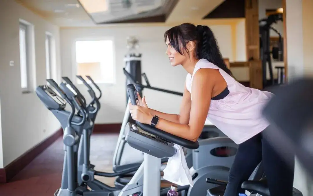 Jaki rower stacjonarny kupić: 5 kluczowych parametrów przed zakupem sprzętu