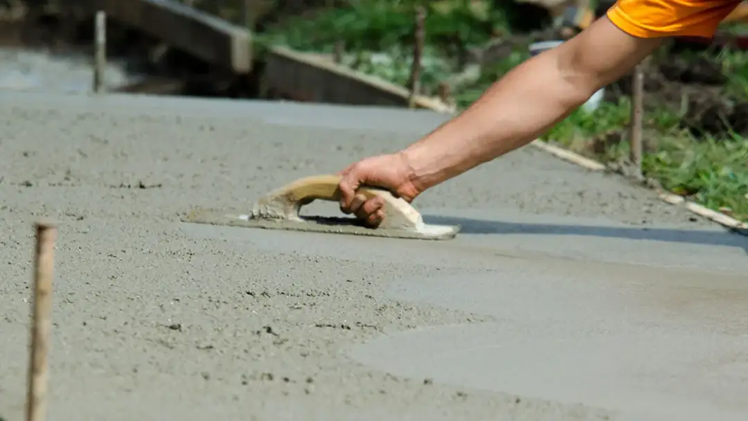 Jak długo wiąże beton w różnych warunkach i co warto wiedzieć