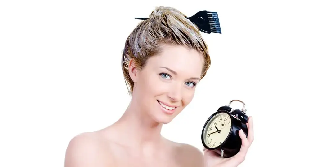 Ile naprawdę trzyma się farbę na włosach? Oto prawda kontra mity