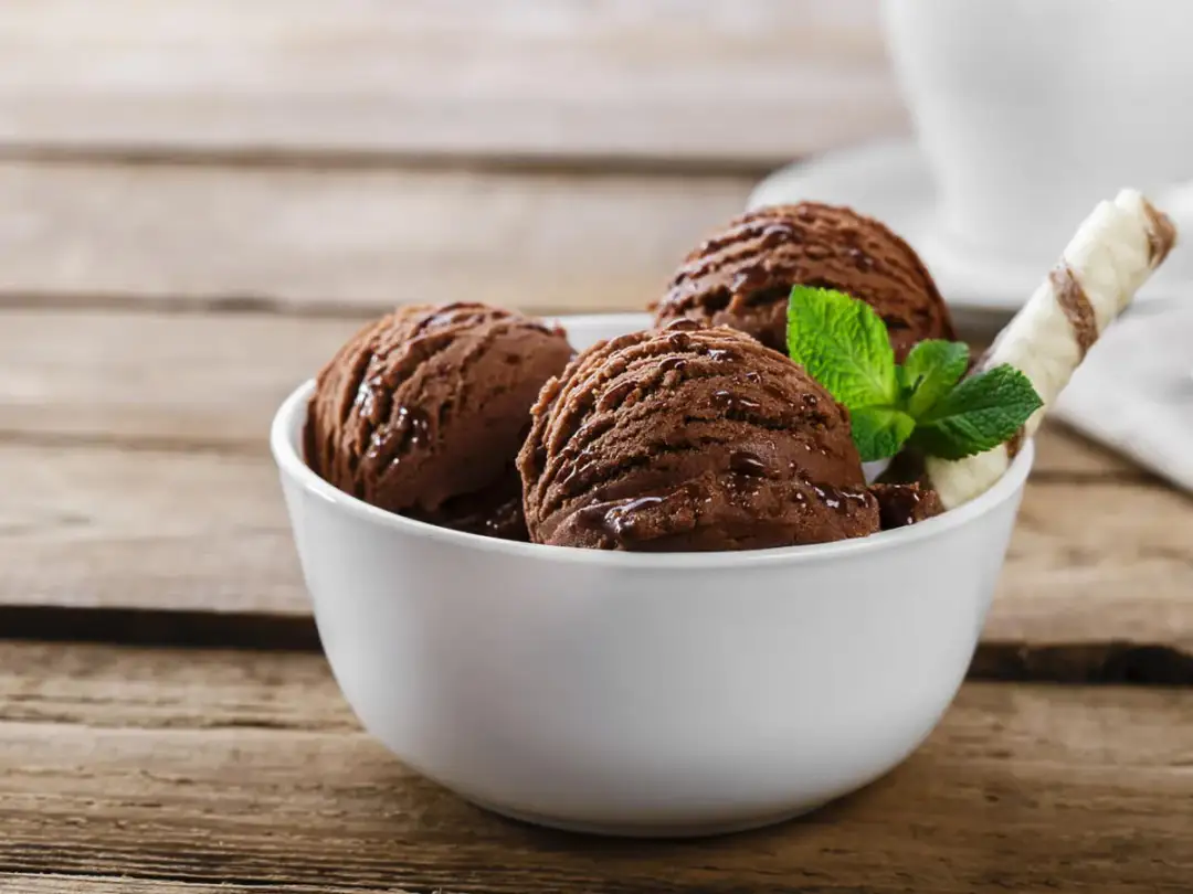 Jak zrobić pyszne lody czekoladowe w domu – prosty przepis bez maszyny