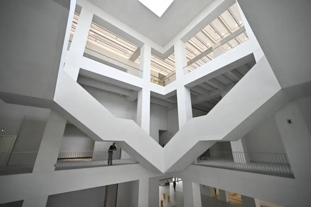 Na żywo z muzeum sztuki nowoczesnej: obserwuj budowę i okolice