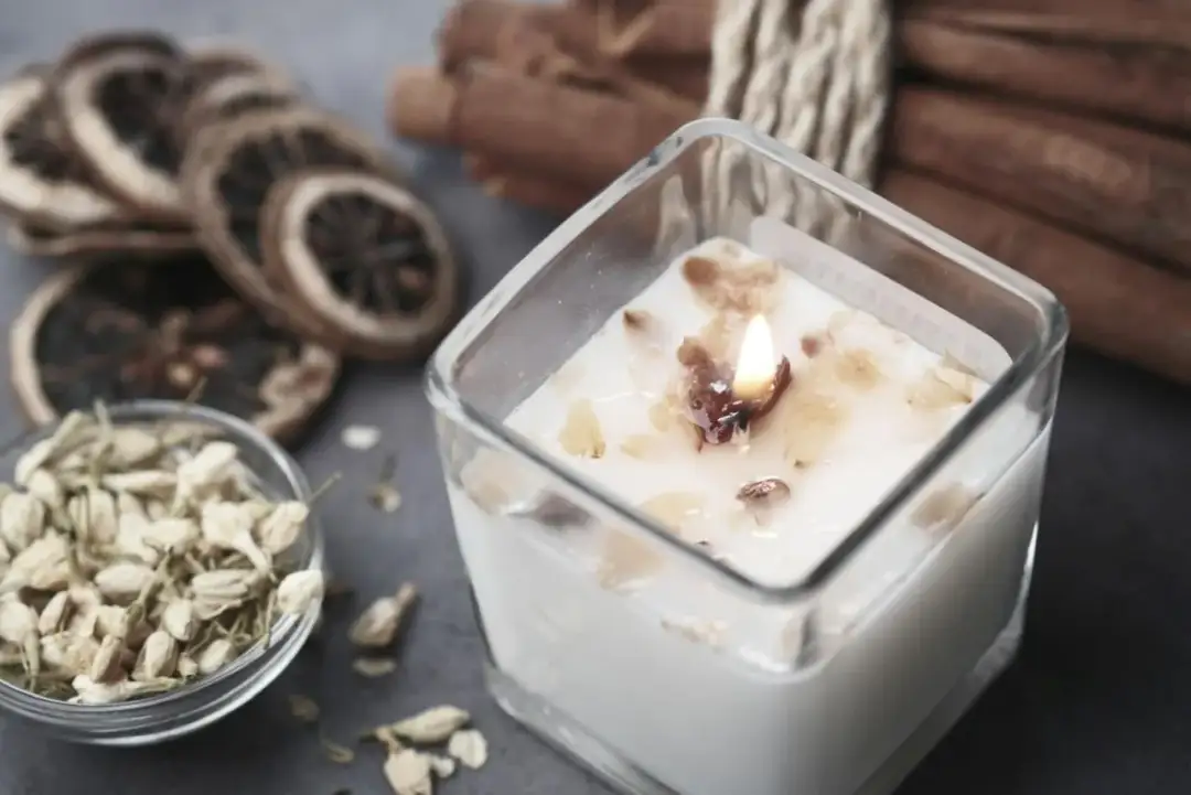 Świece spa: Jak wybrać idealne zapachy dla relaksu i atmosfery