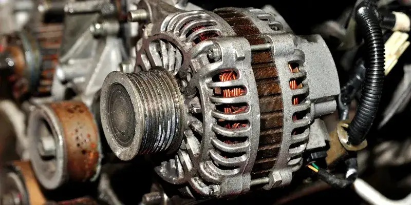 Poznaj najczęstsze objawy zwarcia alternatora i uniknij kosztownej awarii