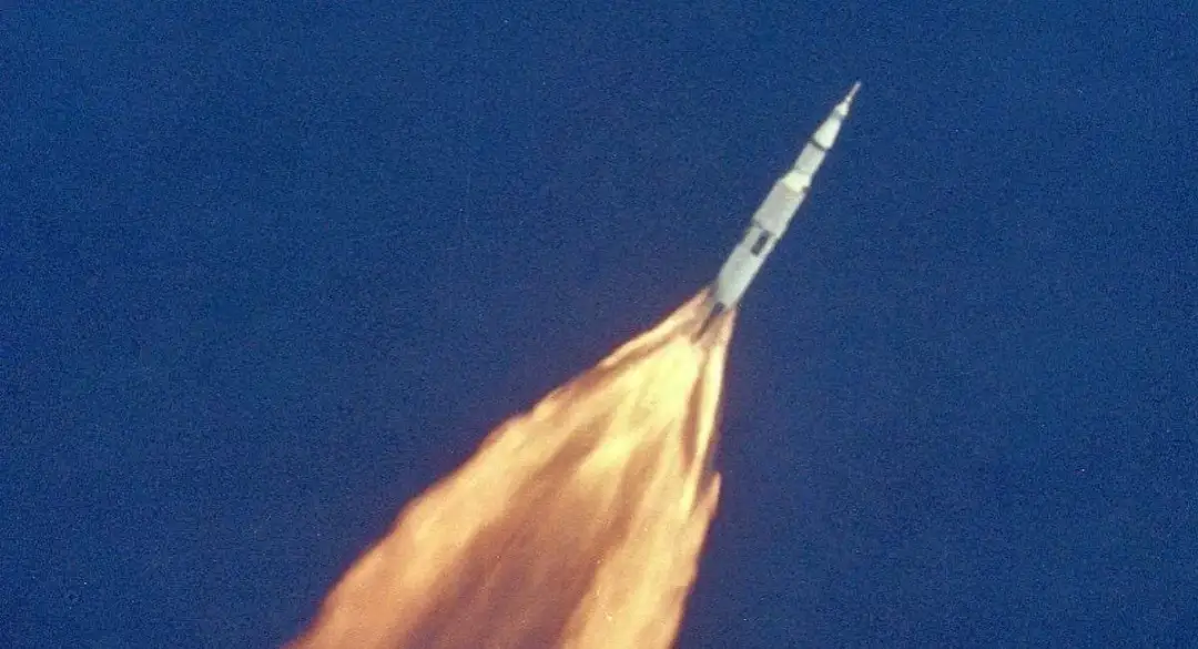 Ile rakieta leci w kosmos: poznaj czas lotu od startu do orbity