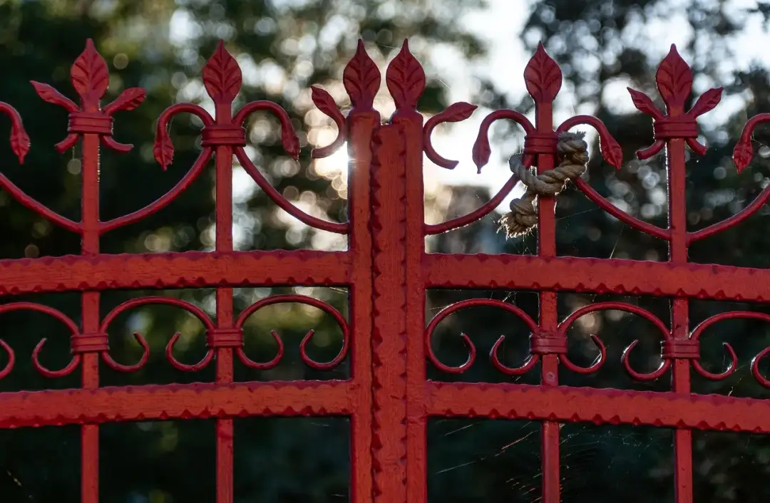 Metalowe ogrodzenie bez rdzy. Sprawdź, jak ją usunąć