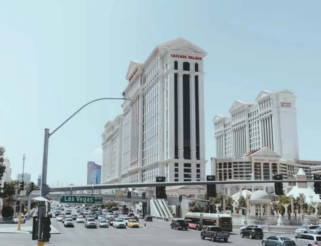 Jak połączyć wakacje i rozrywkę w salonach gier: poradnik dla turystów